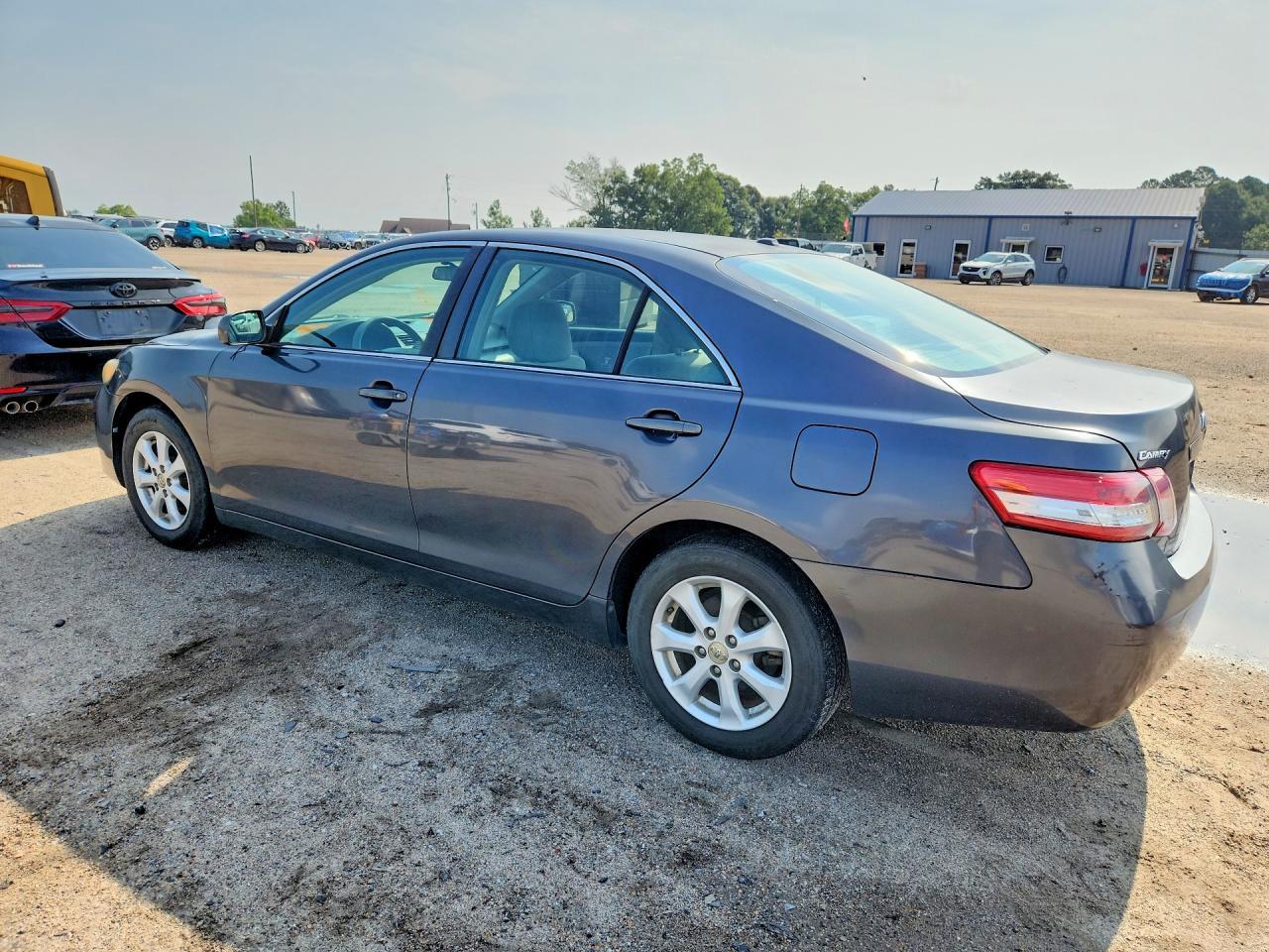 2011 Toyota Camry Le - Фото 2