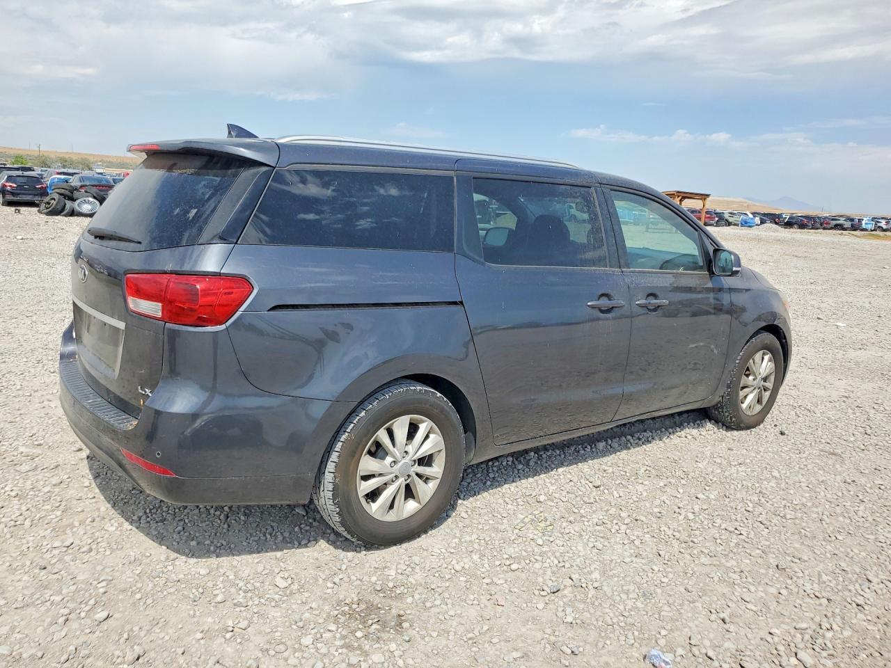 2017 Kia Sedona Lx - Image 3