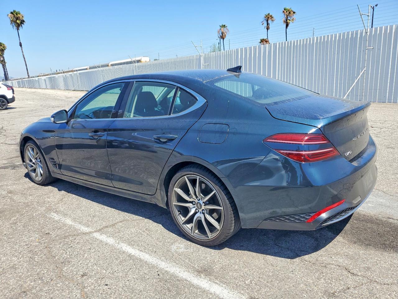 2022 Genesis G70 2.0T - Фото 2