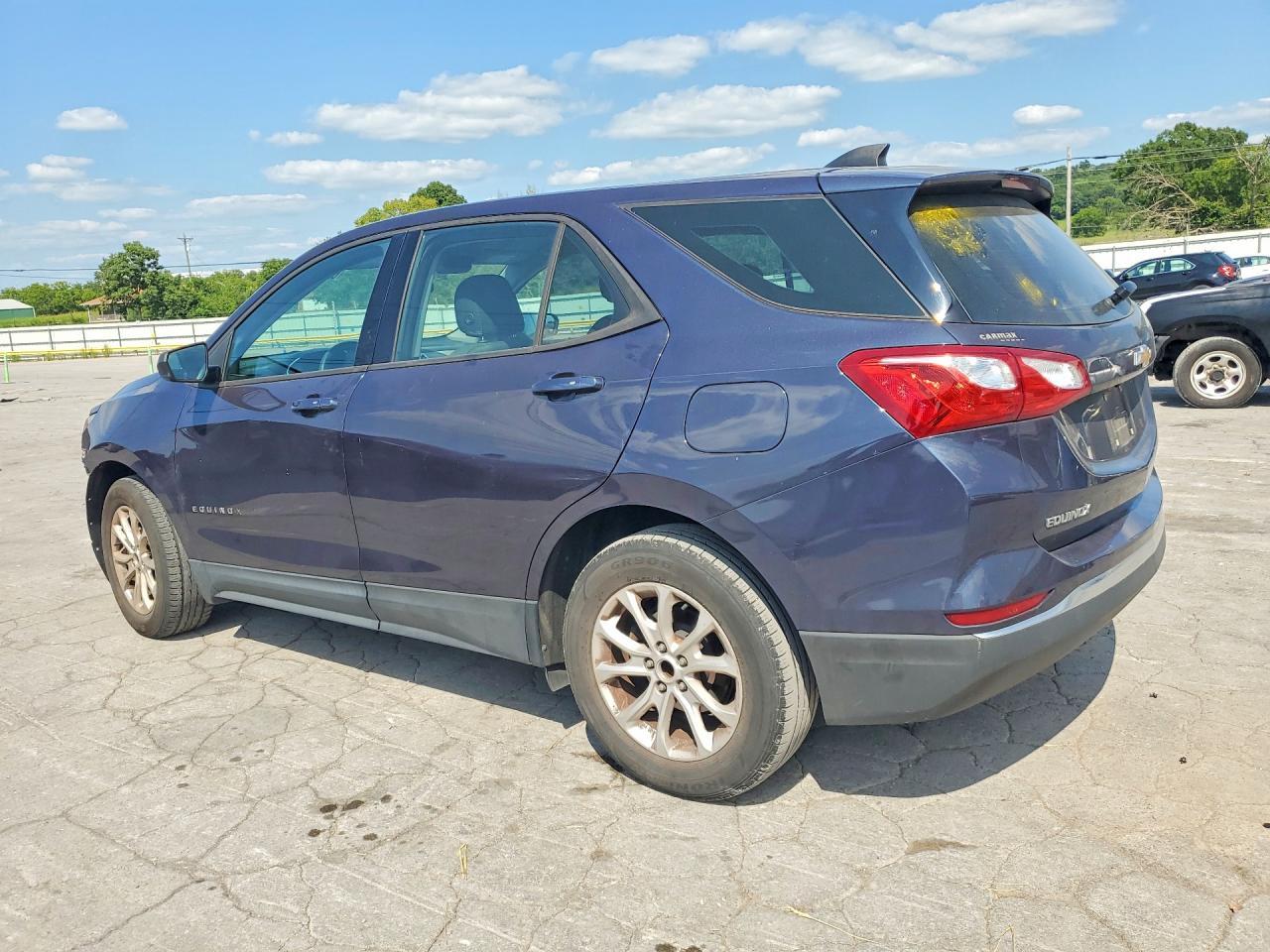 2018 Chevrolet Equinox Ls - Фото 2