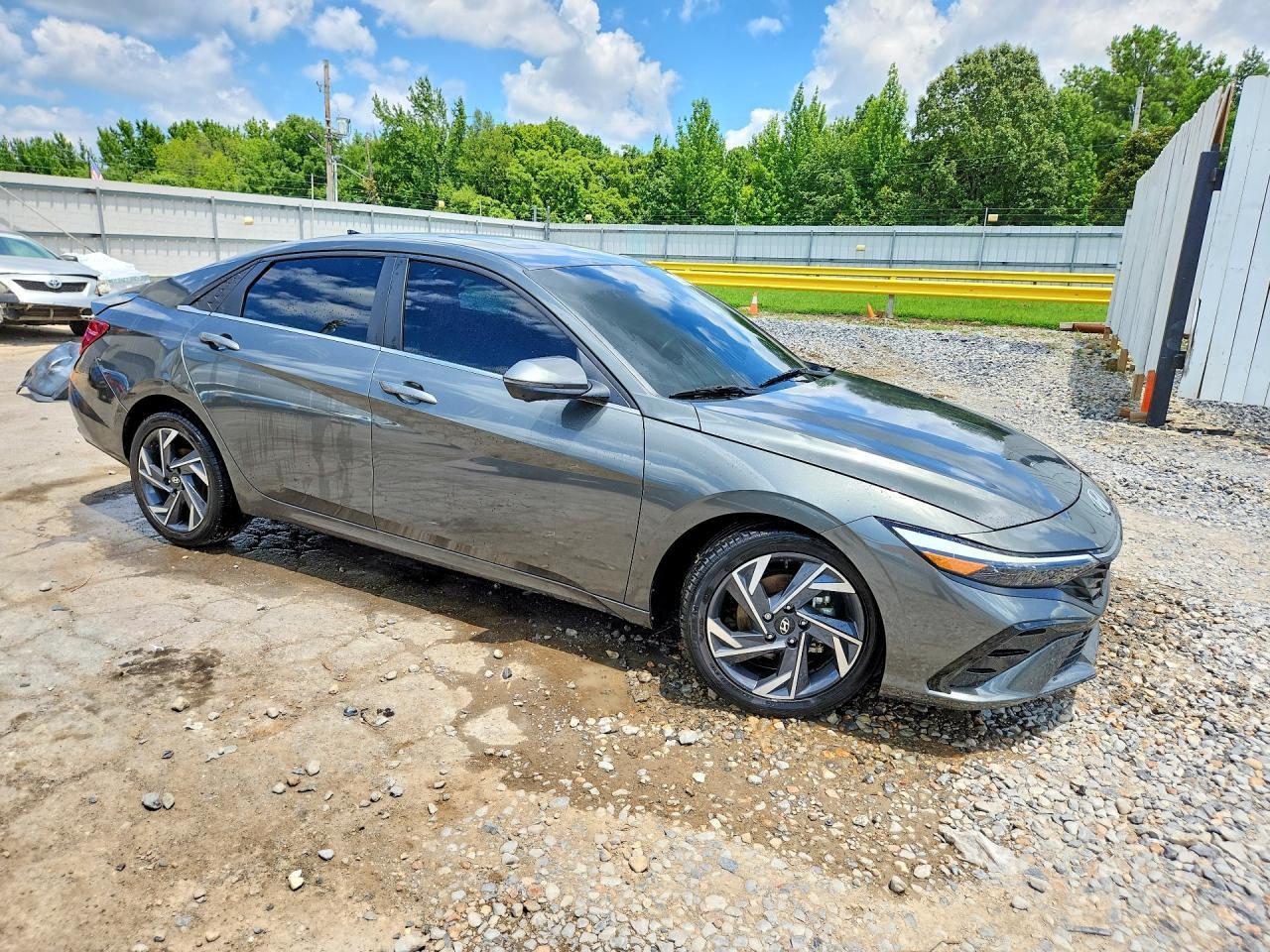 2024 Hyundai Elantra Limited - Image 4
