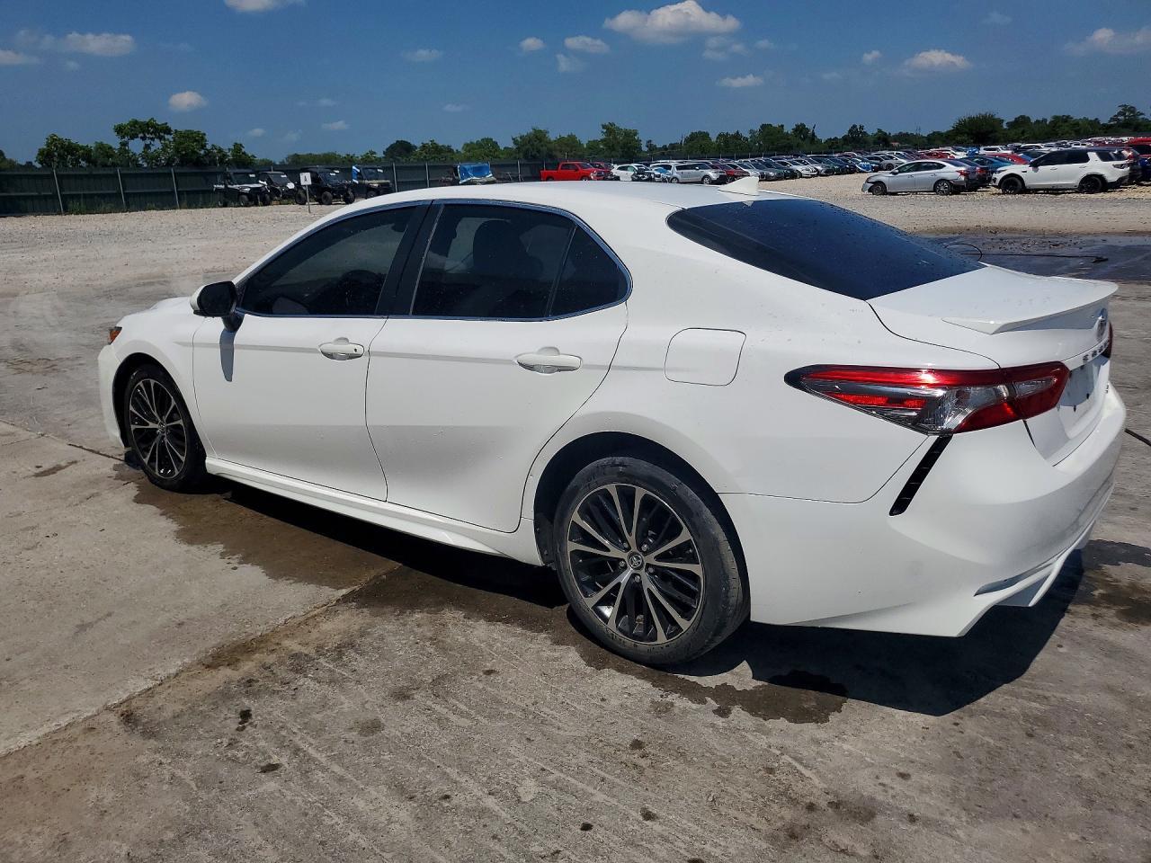 2019 Toyota Camry Se - Фото 2