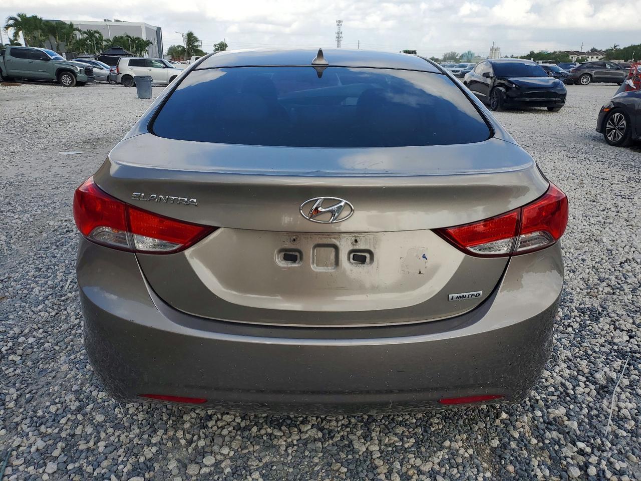 2013 Hyundai Elantra Limited - Image 6