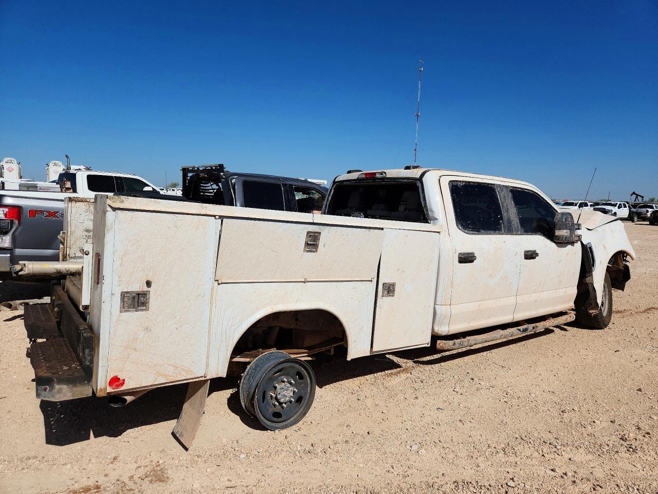 2022 Ford F250 Super Duty - Фото 3