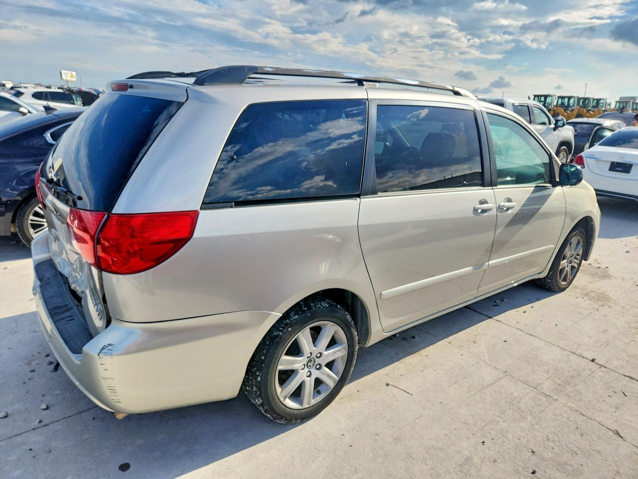 2008 Toyota Sienna Le 7-Passenger - Фото 3