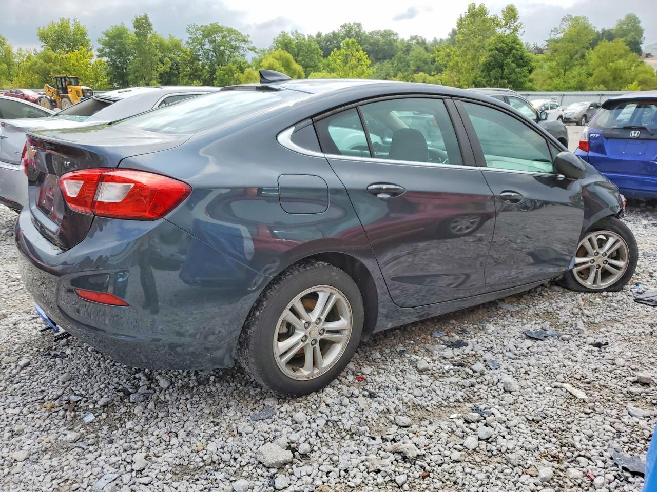 2018 Chevrolet Cruze Lt - Image 3