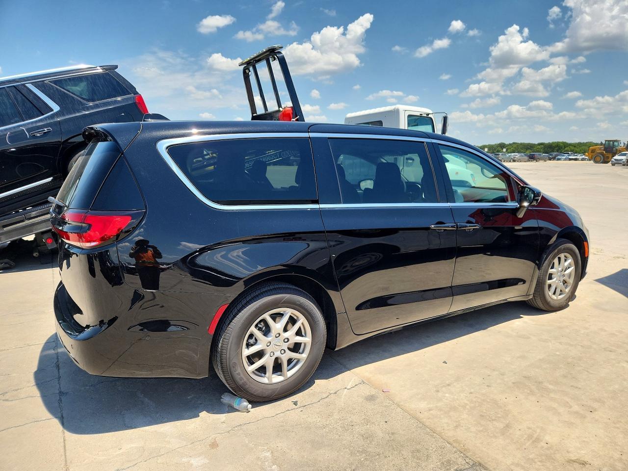 2024 Chrysler Pacifica Touring L - Фото 3
