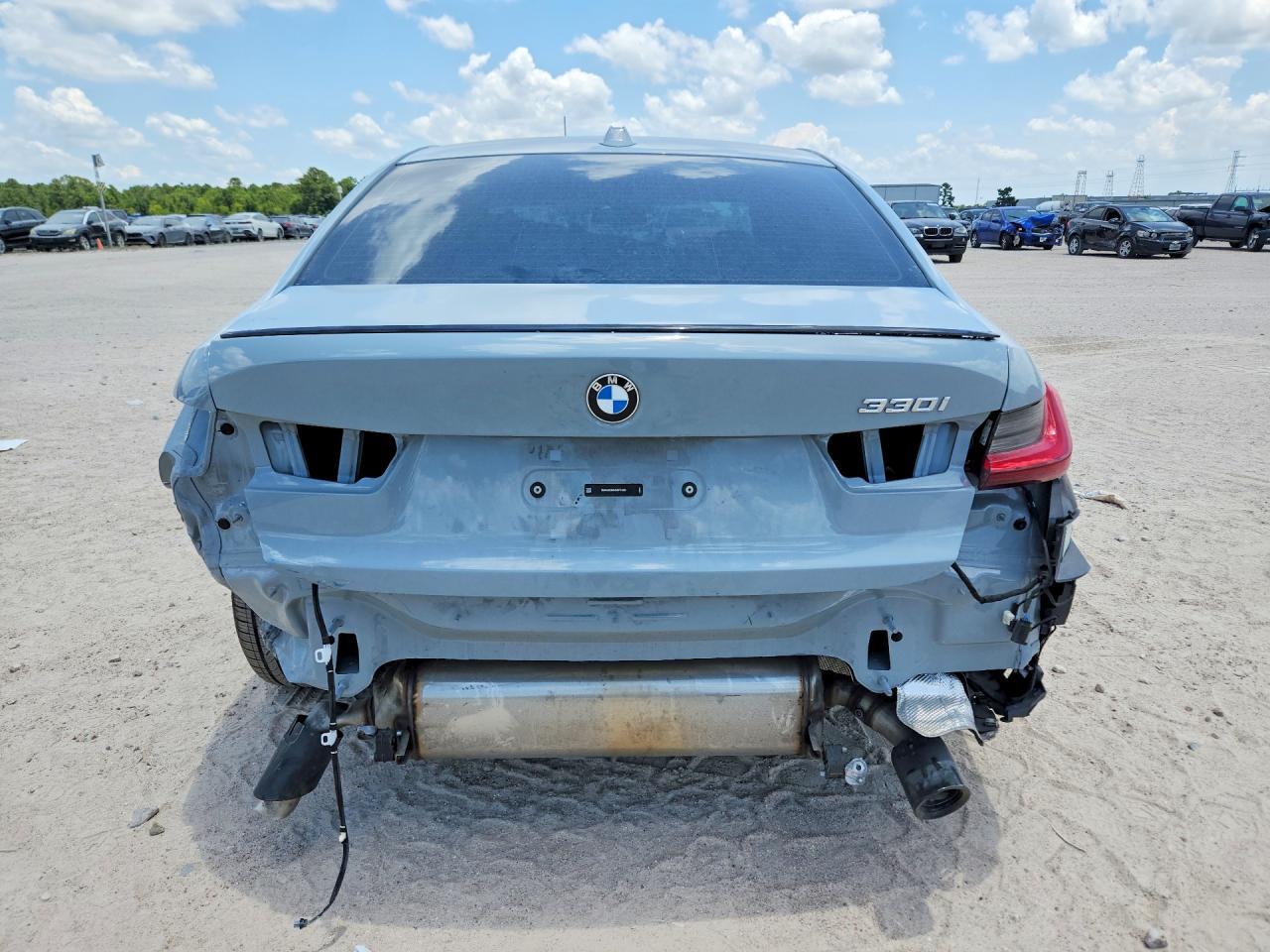 2025 BMW 330I - Фото 6