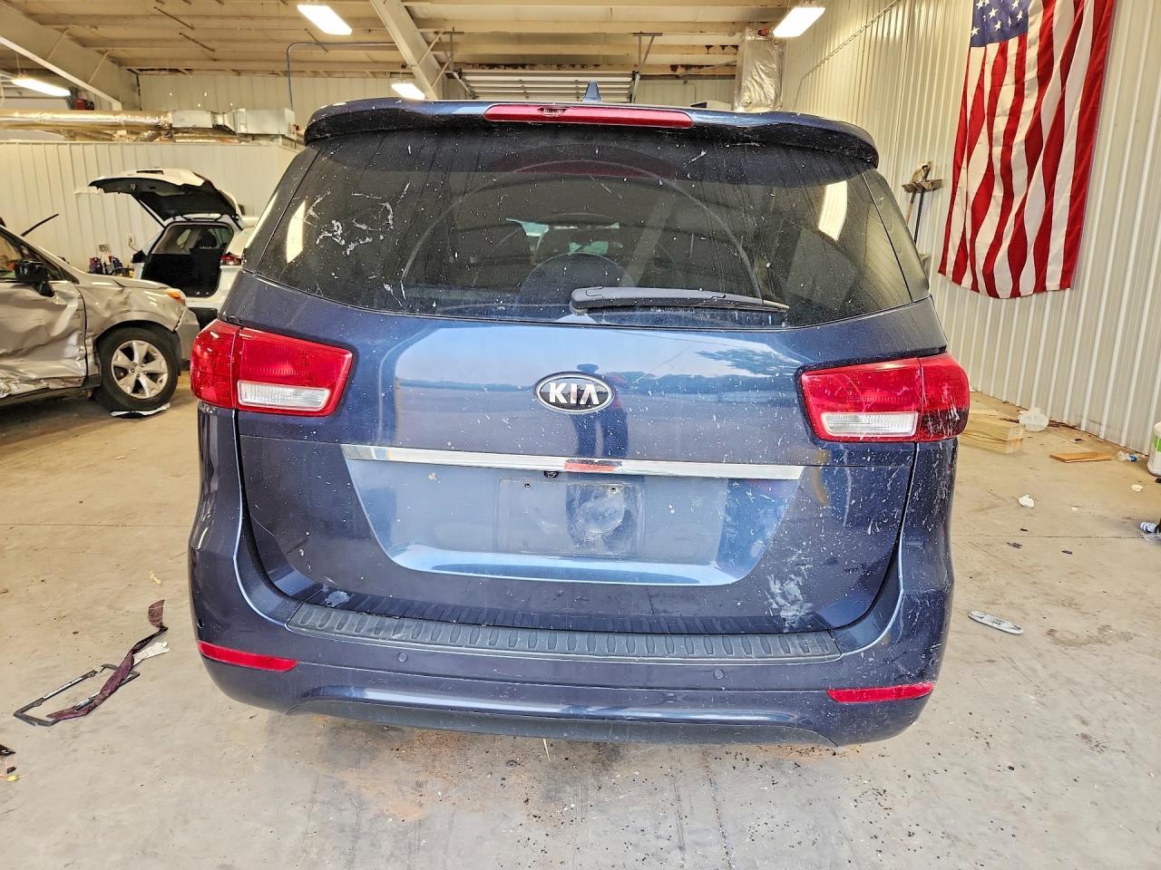 2017 Kia Sedona Lx - Фото 6