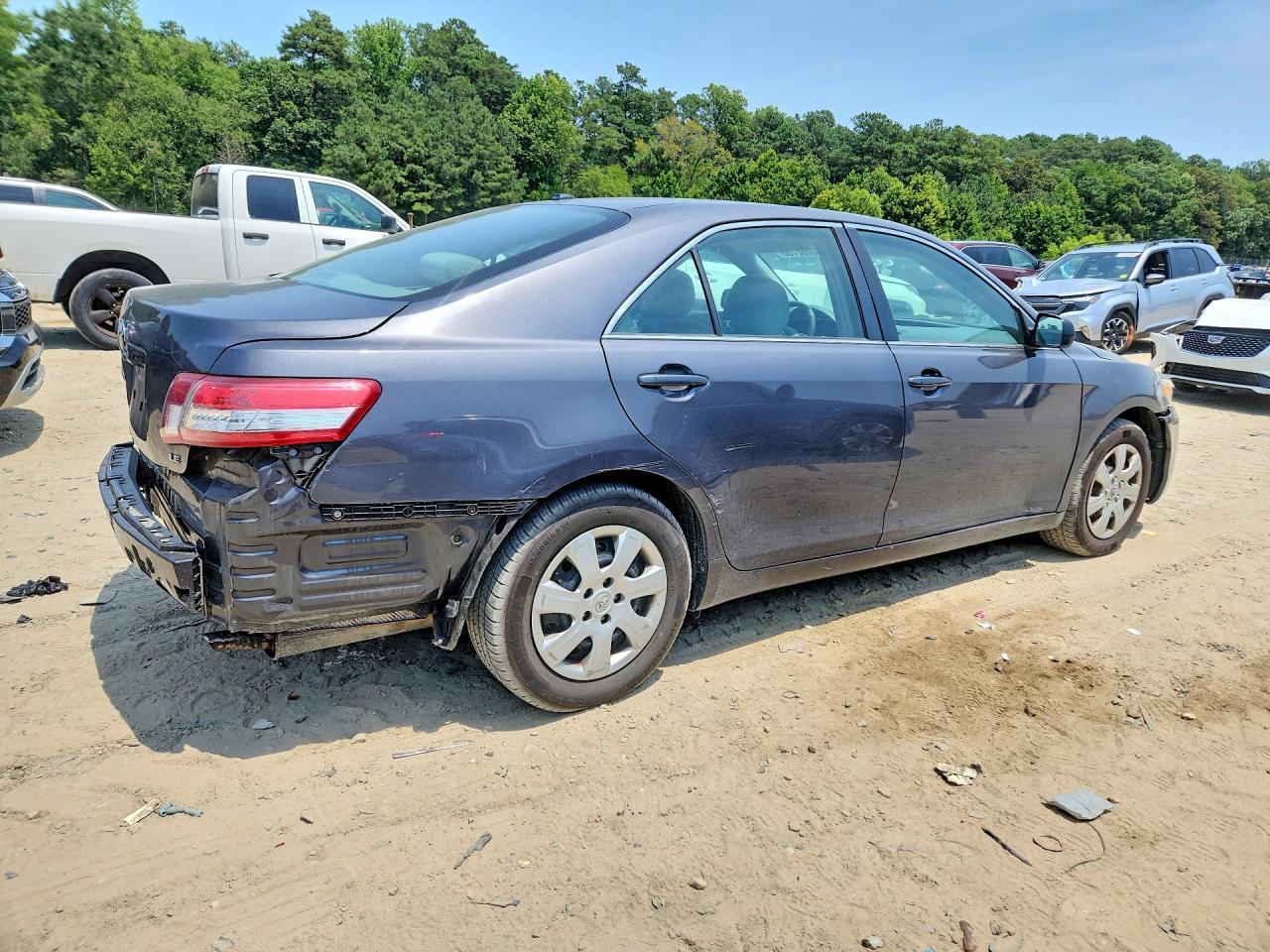 2011 Toyota Camry Le - Фото 3