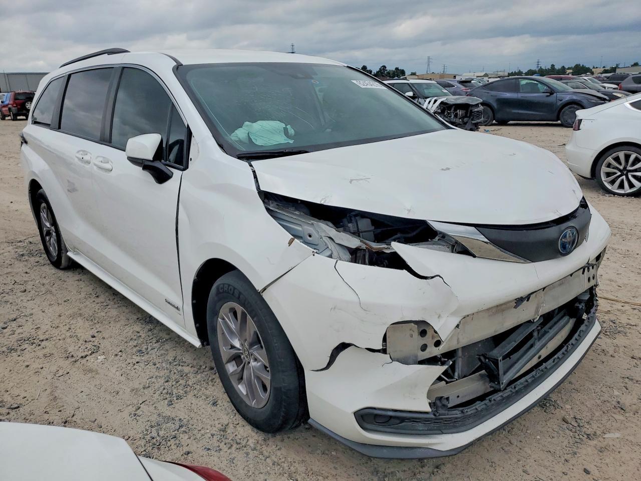 2021 Toyota Sienna Le - Image 4