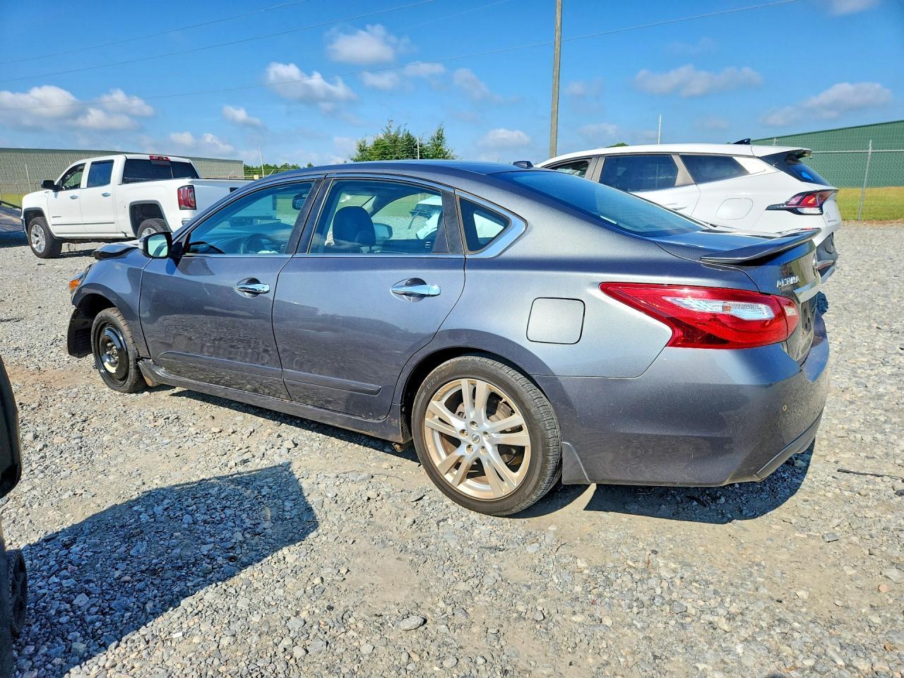 2017 Nissan Altima - Фото 2