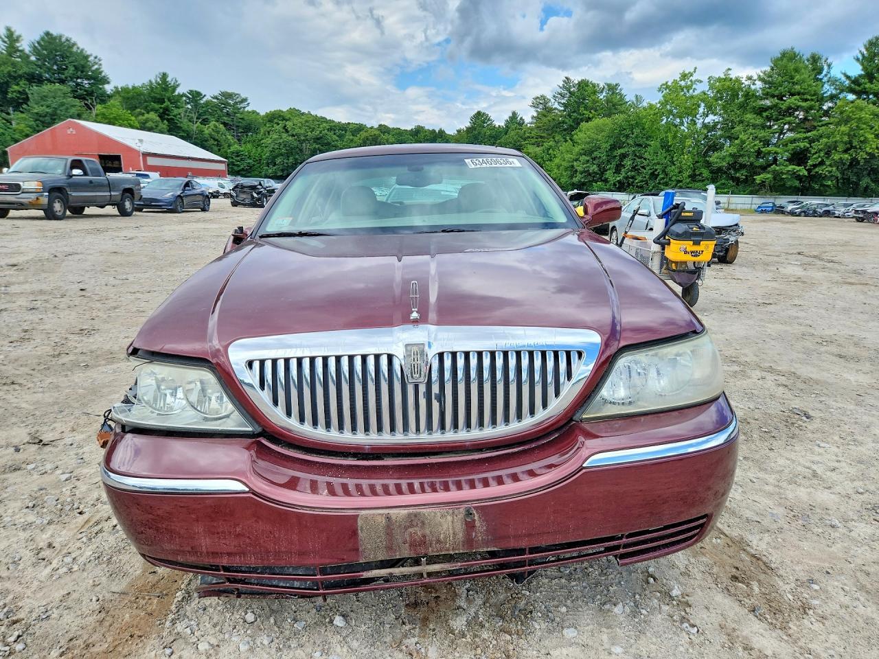 2004 Lincoln Town Car Executive - Image 5