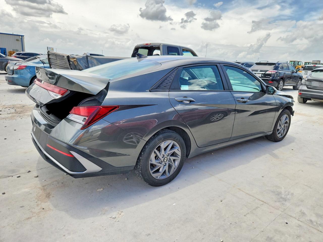 2024 Hyundai Elantra Sel - Image 3