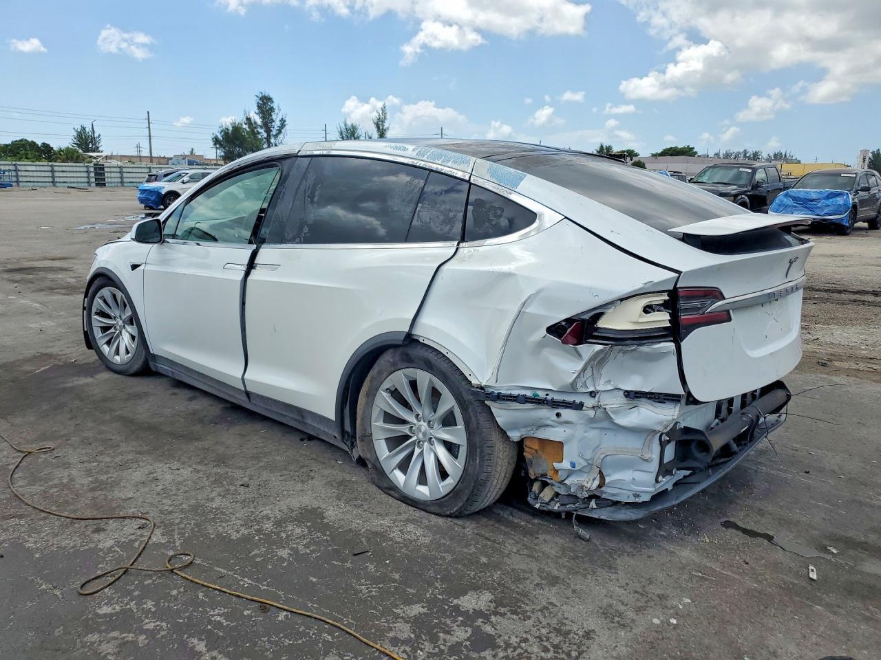 2021 Tesla Model X - Фото 2