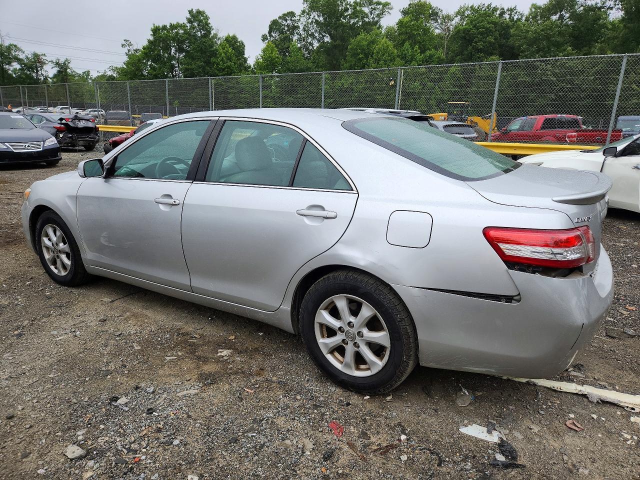 2011 Toyota Camry Le - Фото 2