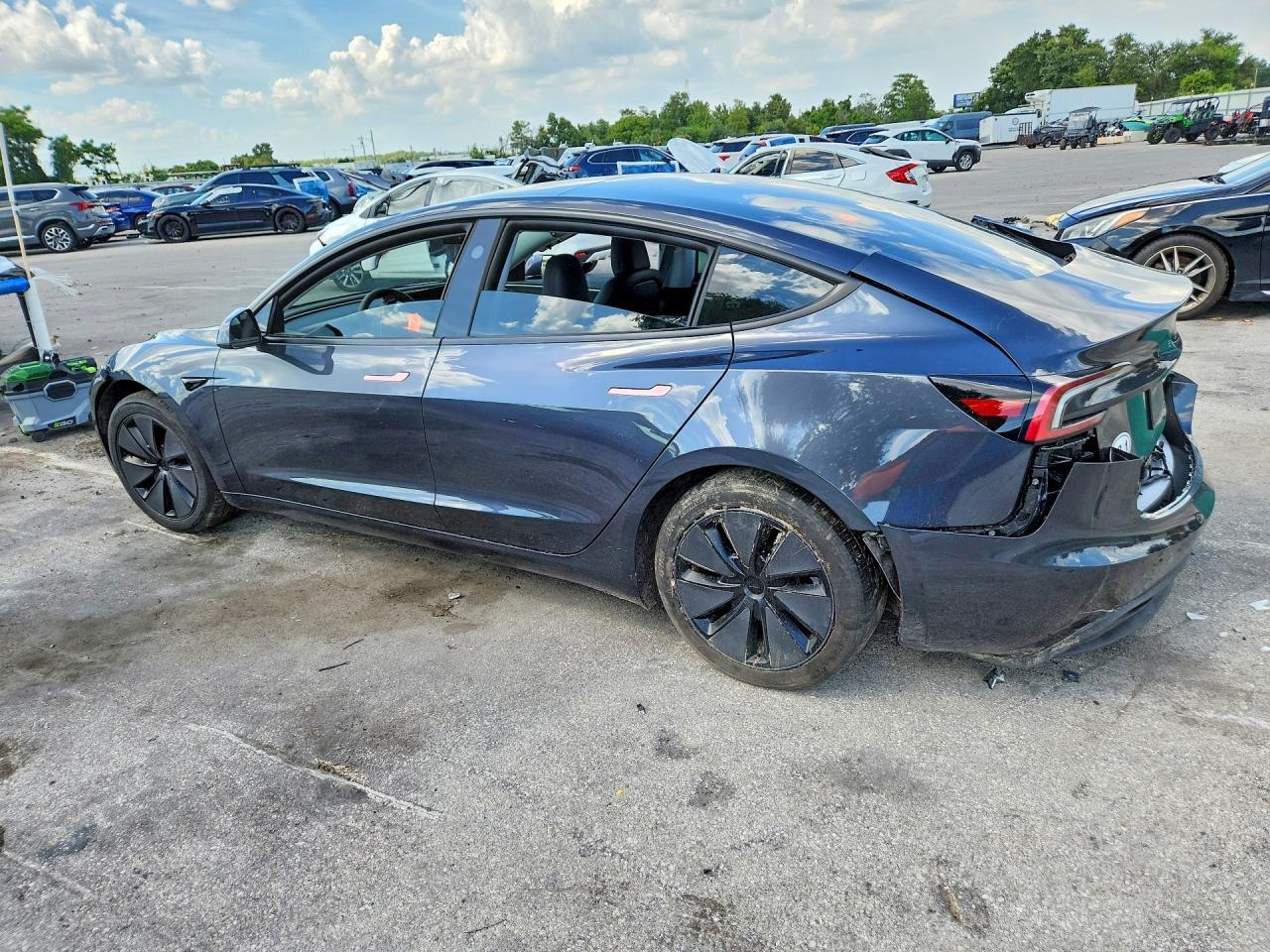 2025 Tesla Model 3 - Фото 2