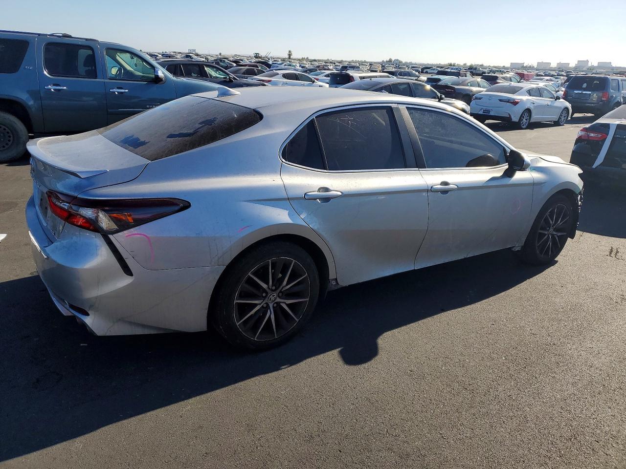 2022 Toyota Camry Se - Фото 3