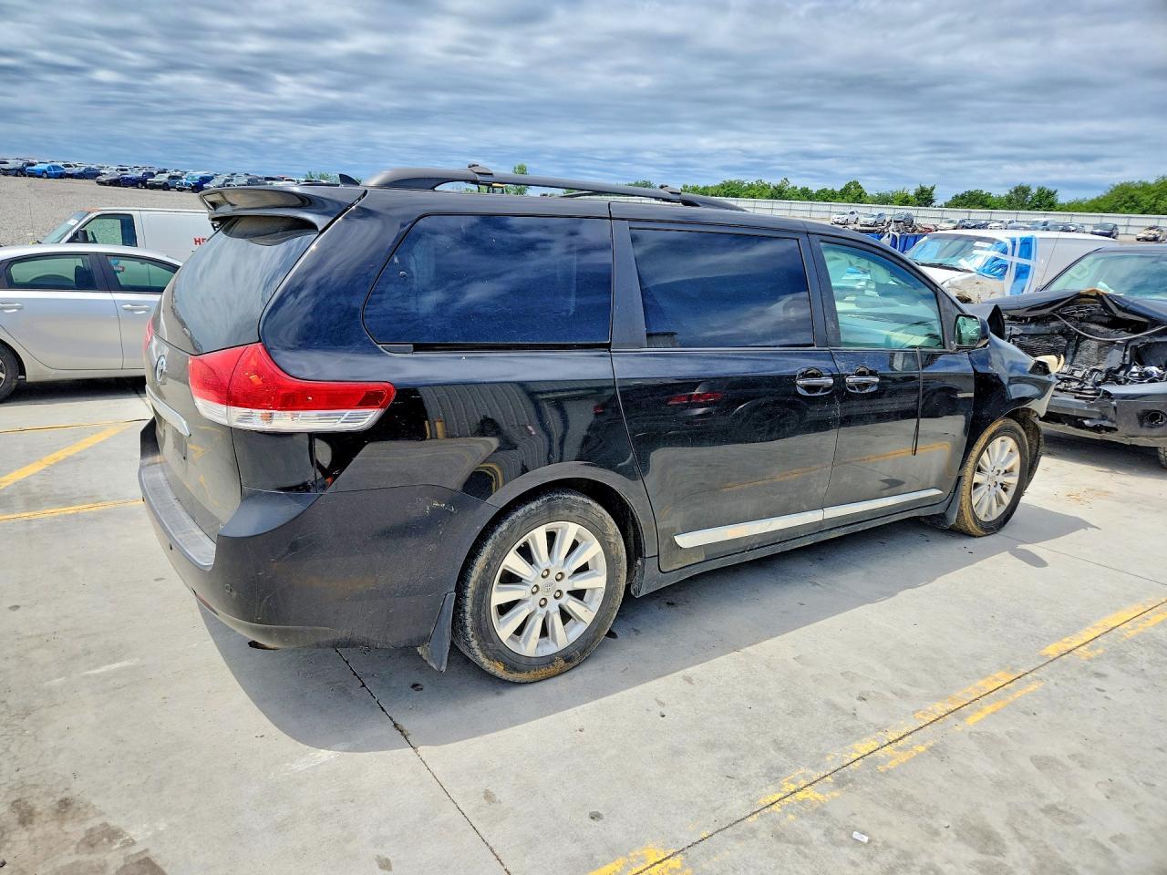 2011 Toyota Sienna Limited 7-Passenger - Фото 3