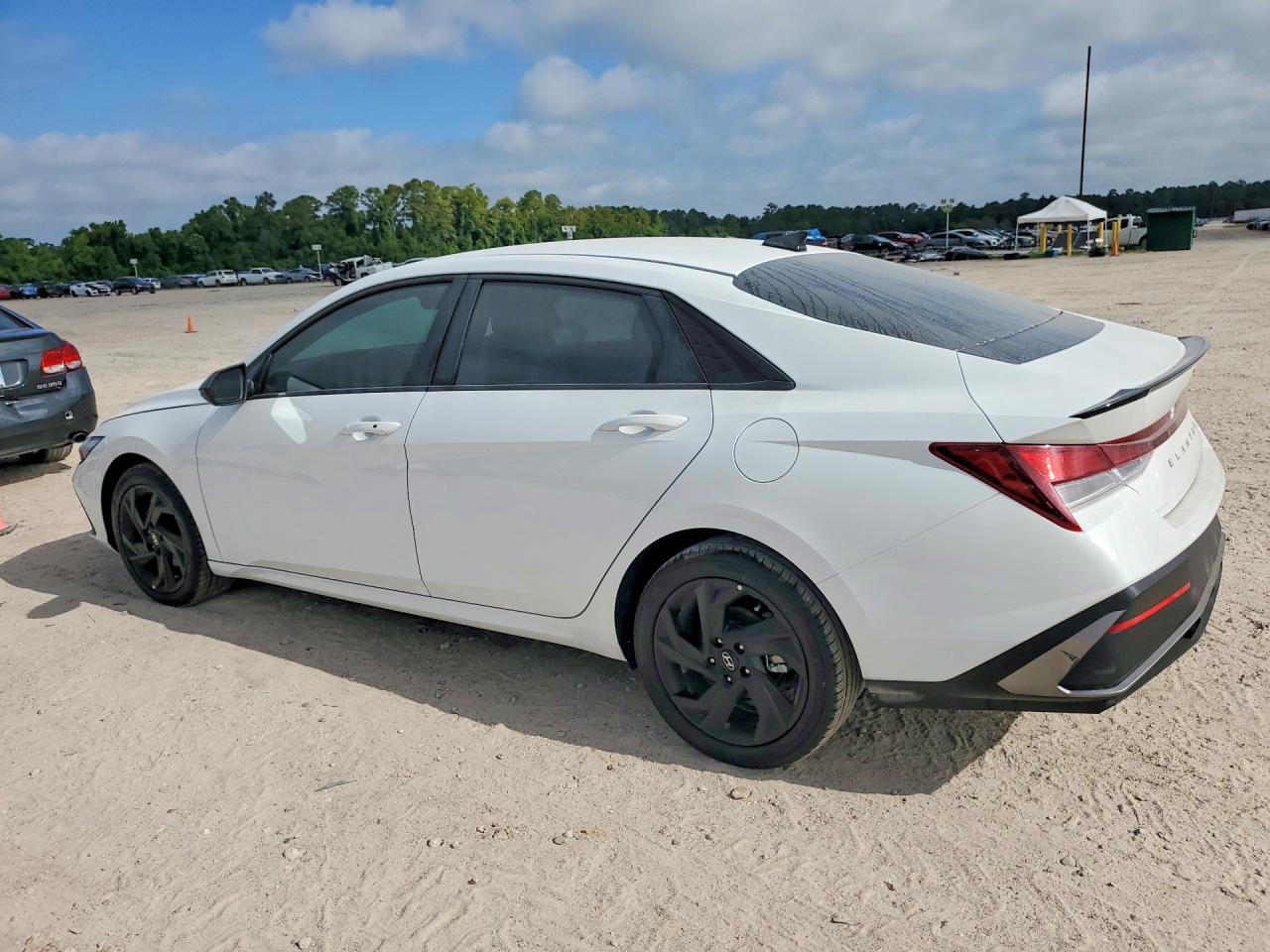 2026 Hyundai Elantra Sel Sport - Image 2