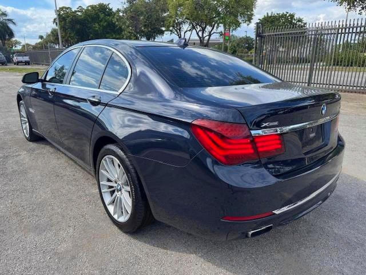 2015 BMW 750 Xi - Image 2