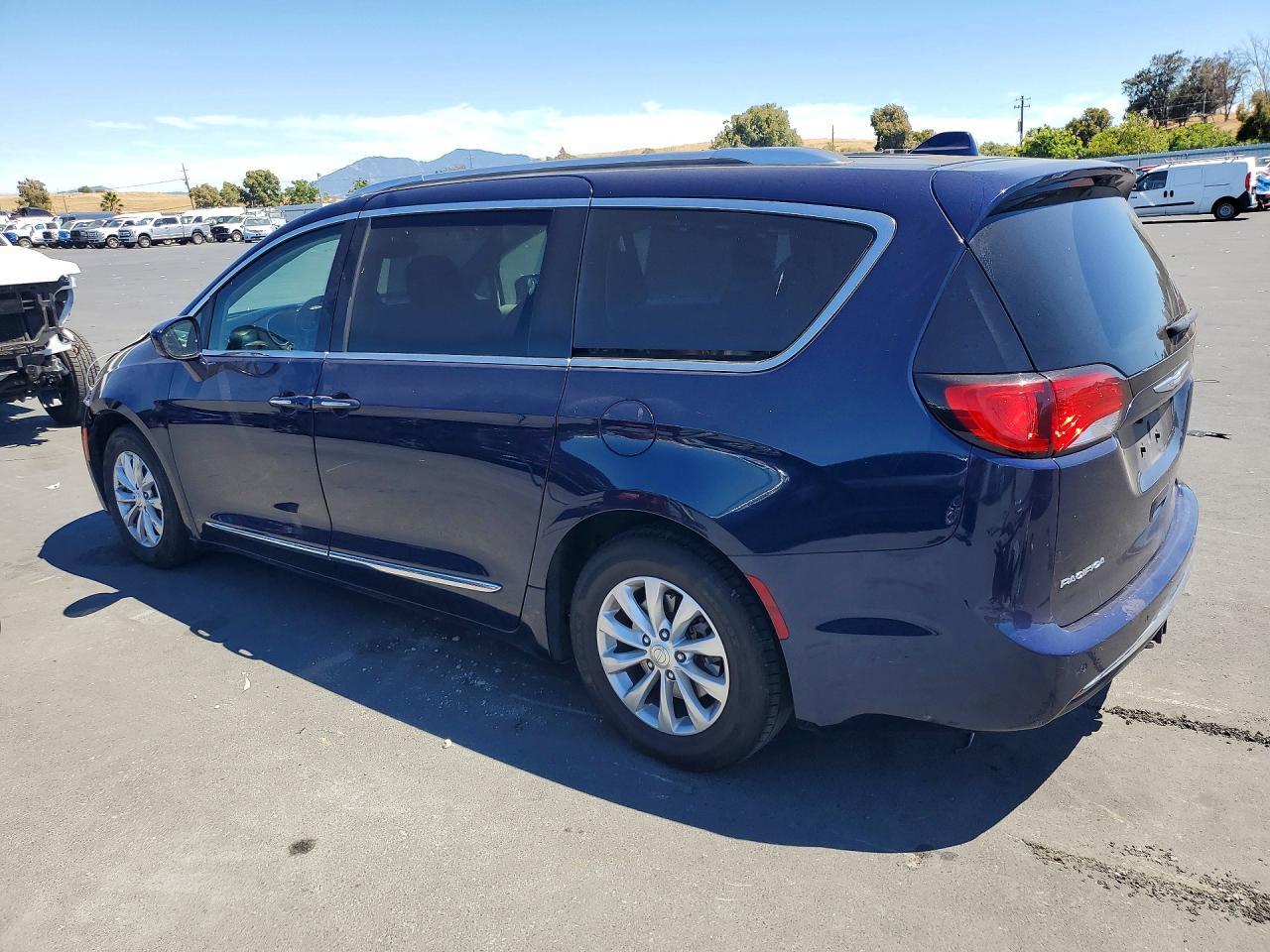 2018 Chrysler Pacifica Touring L - Фото 2