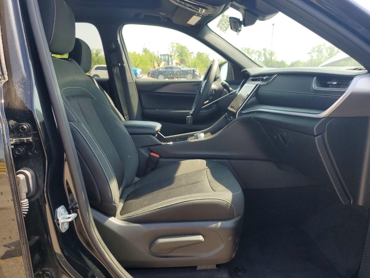 2025 Jeep Grand Cherokee Laredo - Image 7