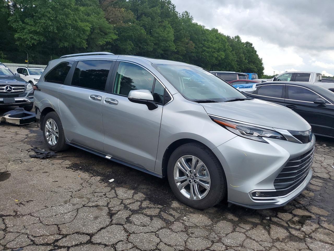 2023 Toyota Sienna Platinum 7-Passenger - Image 4
