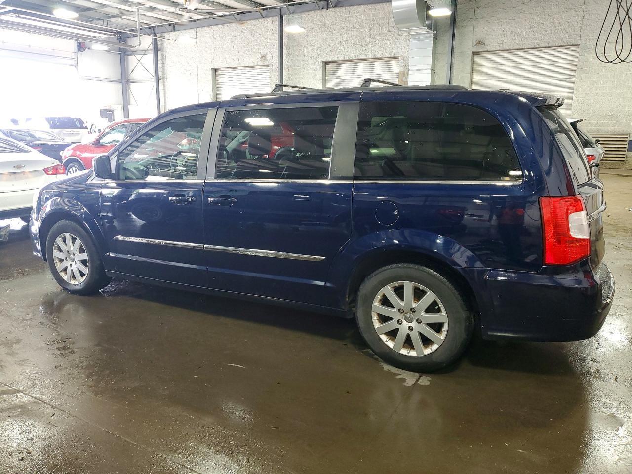 2012 Chrysler Town & Country Touring - Фото 2
