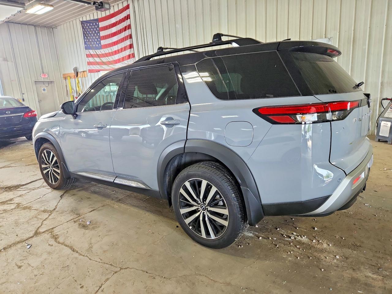 2025 Nissan Pathfinder Platinum - Фото 2