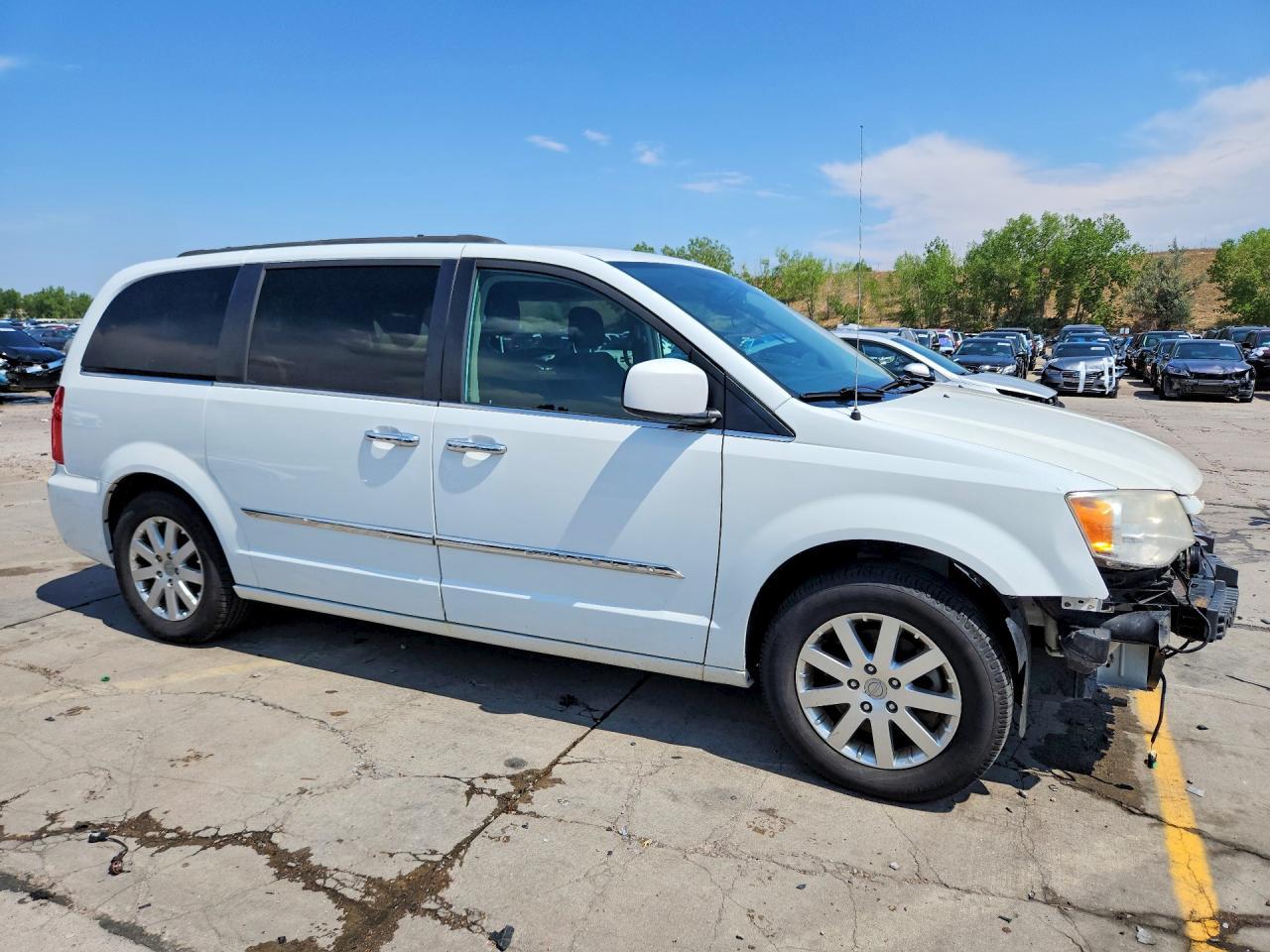 2016 Chrysler Town & Country Touring - Image 4
