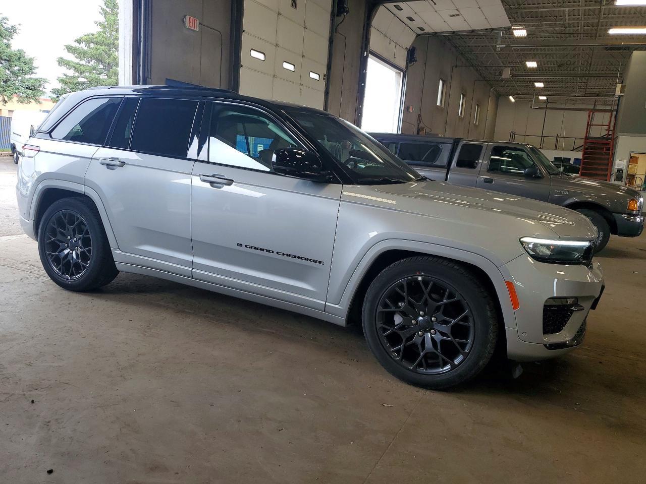 2025 Jeep Grand Cherokee Summit - Image 4