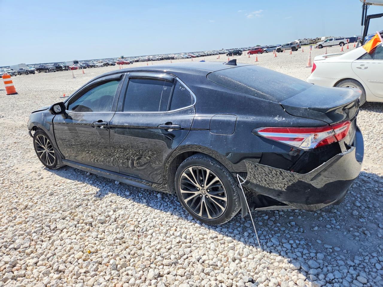 2020 Toyota Camry Se - Фото 2