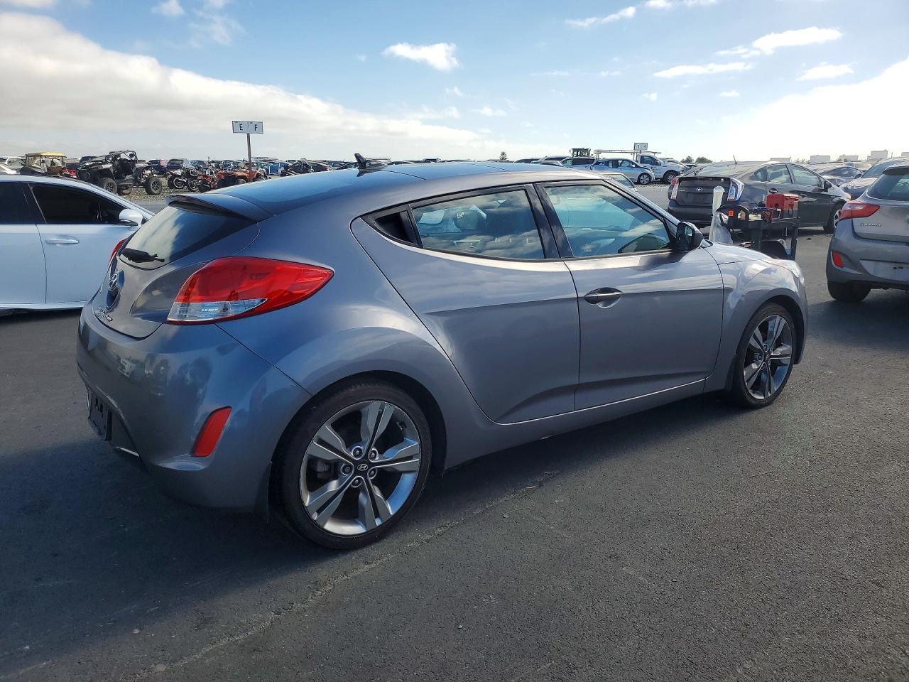 2016 Hyundai Veloster Base - Фото 3