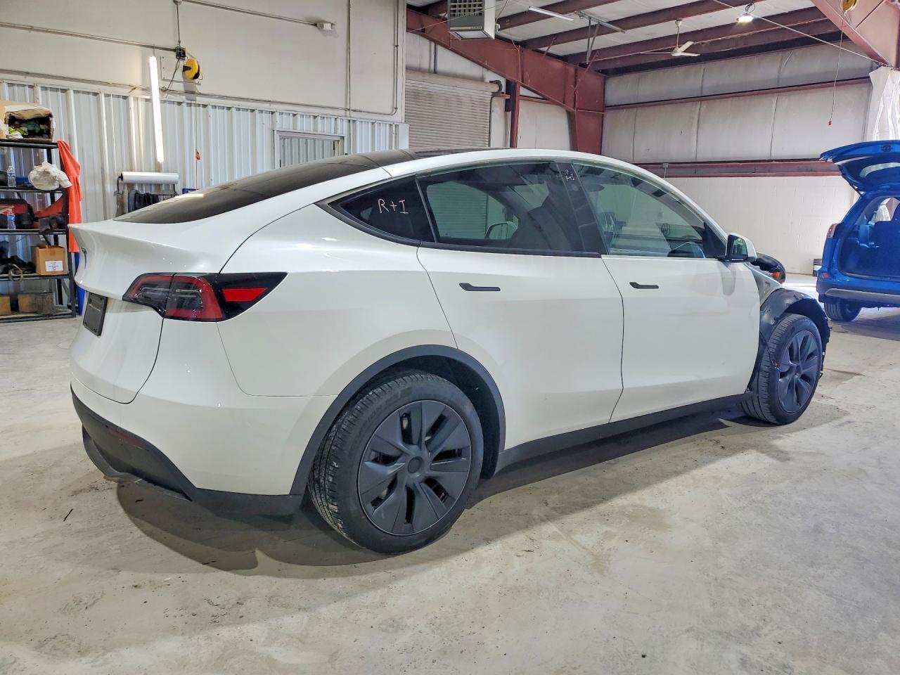 2025 Tesla Model Y - Фото 3