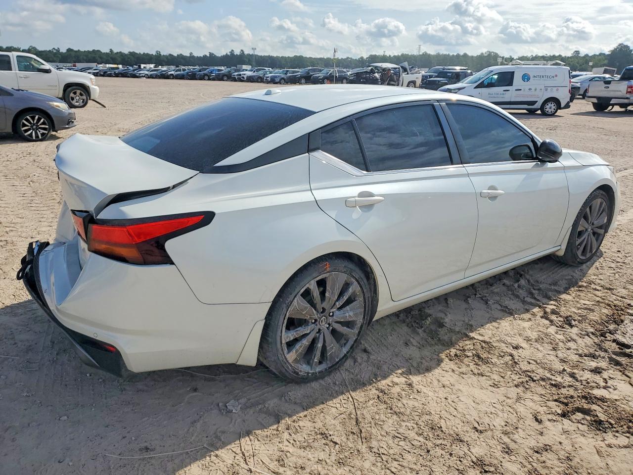 2020 Nissan Altima Sr - Фото 3