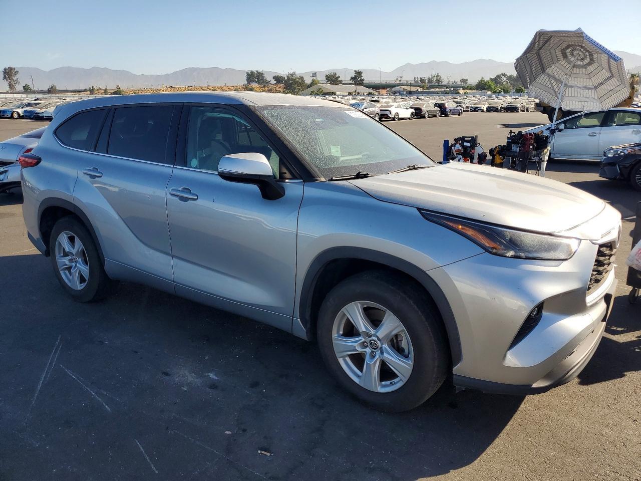2021 Toyota Highlander Le - Image 4