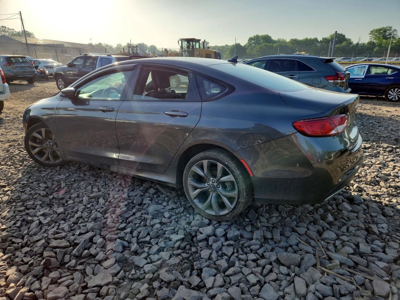 2015 Chrysler 200 S - Фото 2