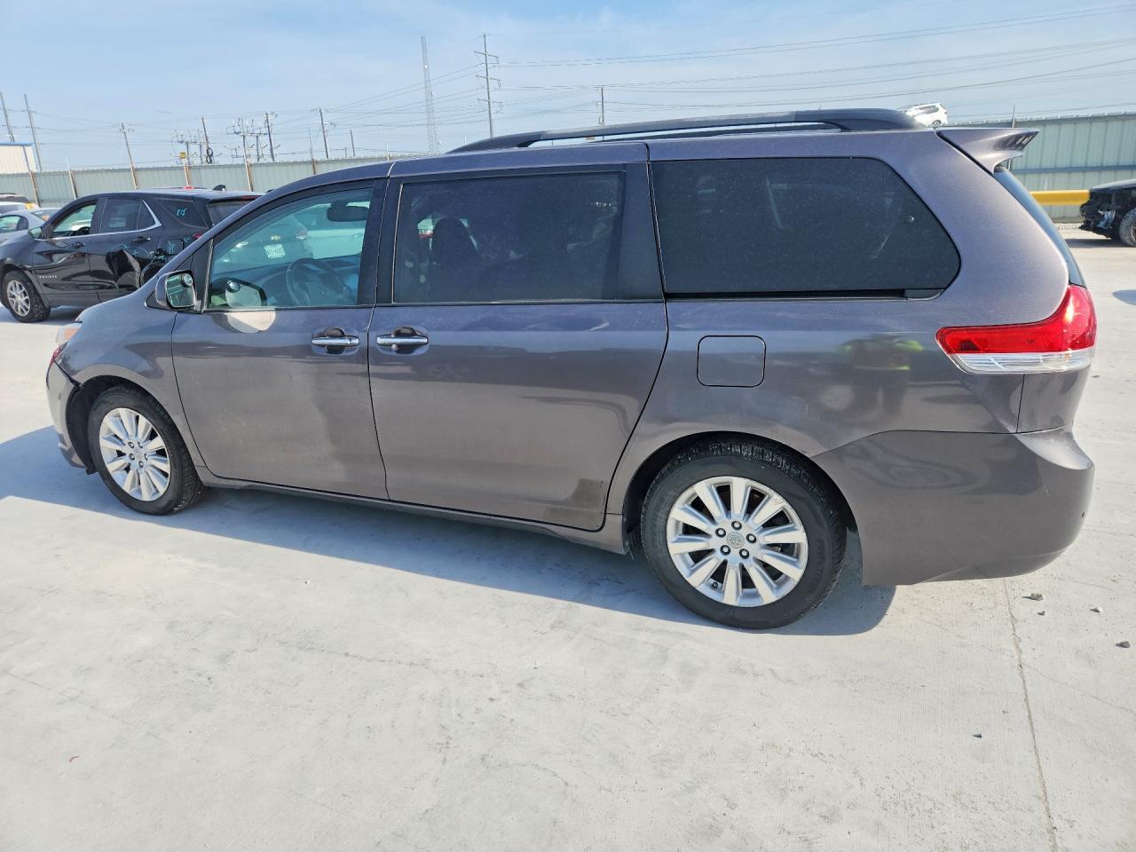 2011 Toyota Sienna Limited 7-Passenger - Фото 2