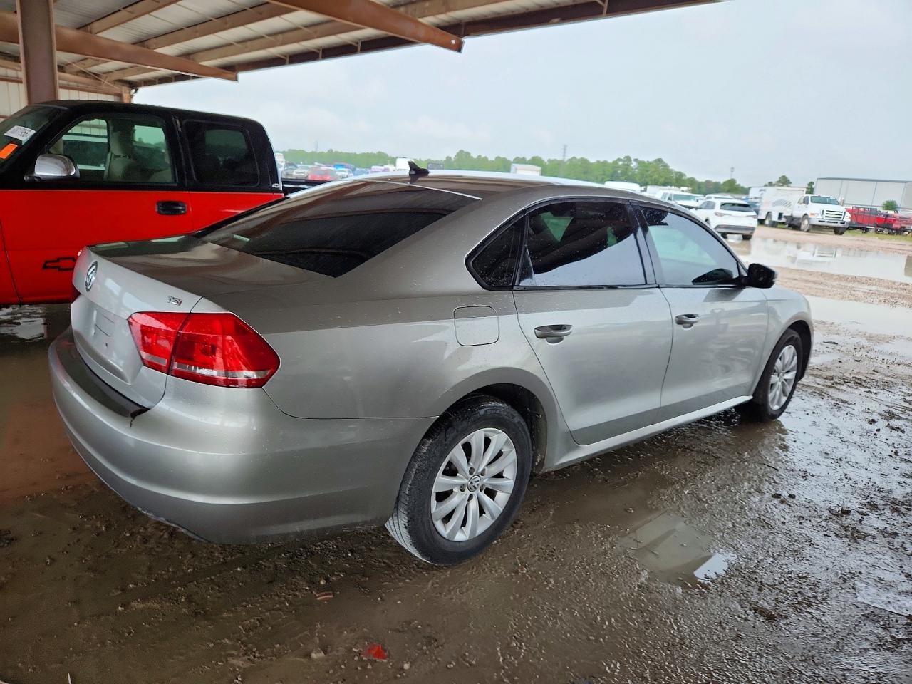 2014 Volkswagen Passat S - Image 3