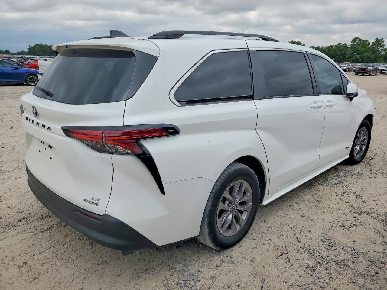 2021 Toyota Sienna Le - Image 3