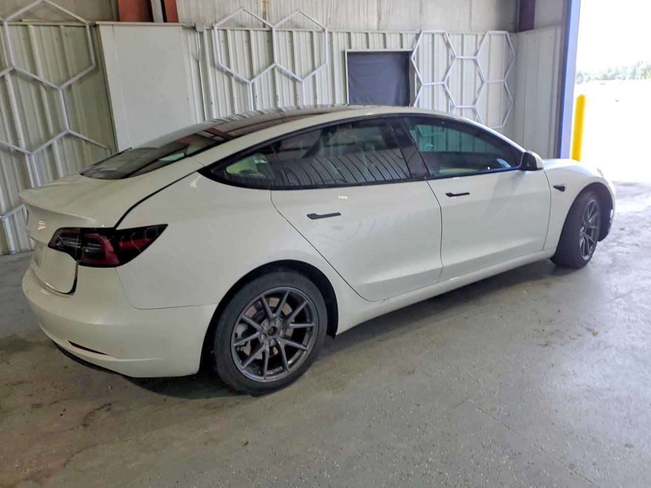 2023 Tesla Model 3 - Фото 3