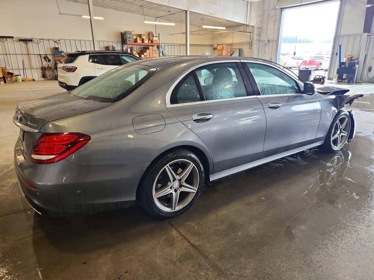 2017 Mercedes-Benz E 300 4Matic - Фото 3
