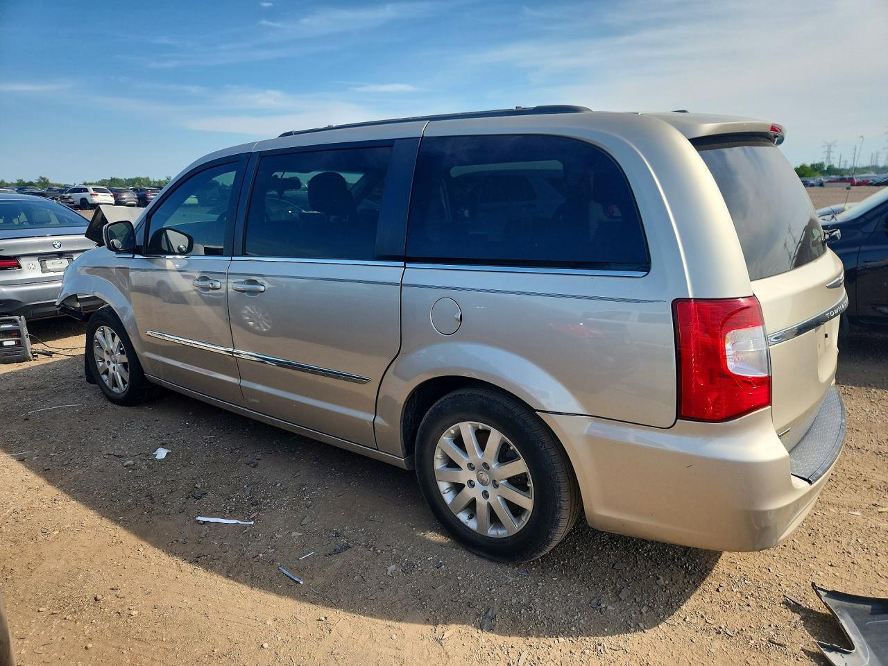 2015 Chrysler Town & Country Touring - Фото 2