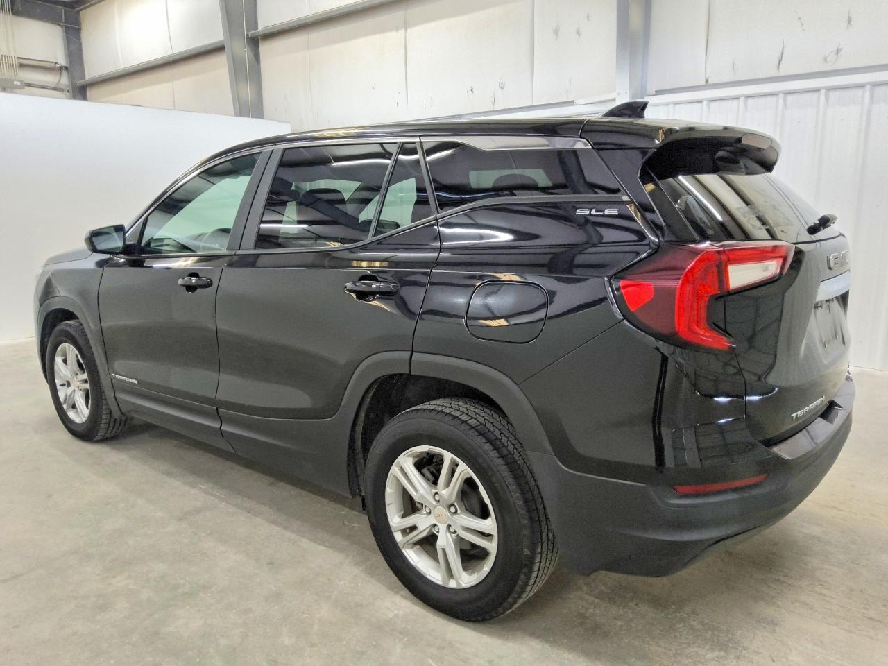 2022 GMC Terrain Sle - Image 2