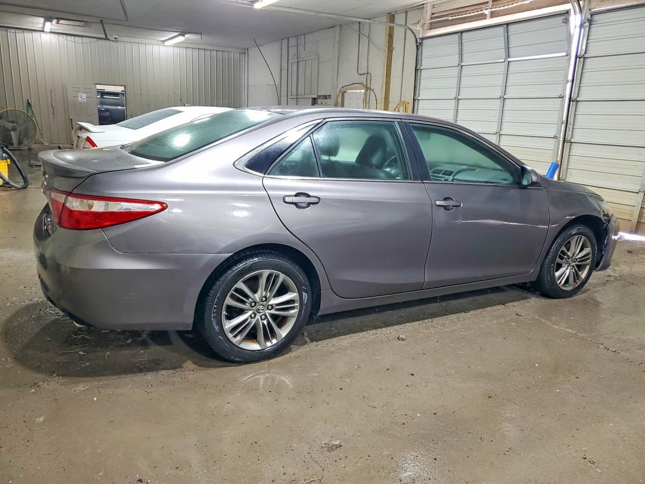 2015 Toyota Camry Se - Фото 3