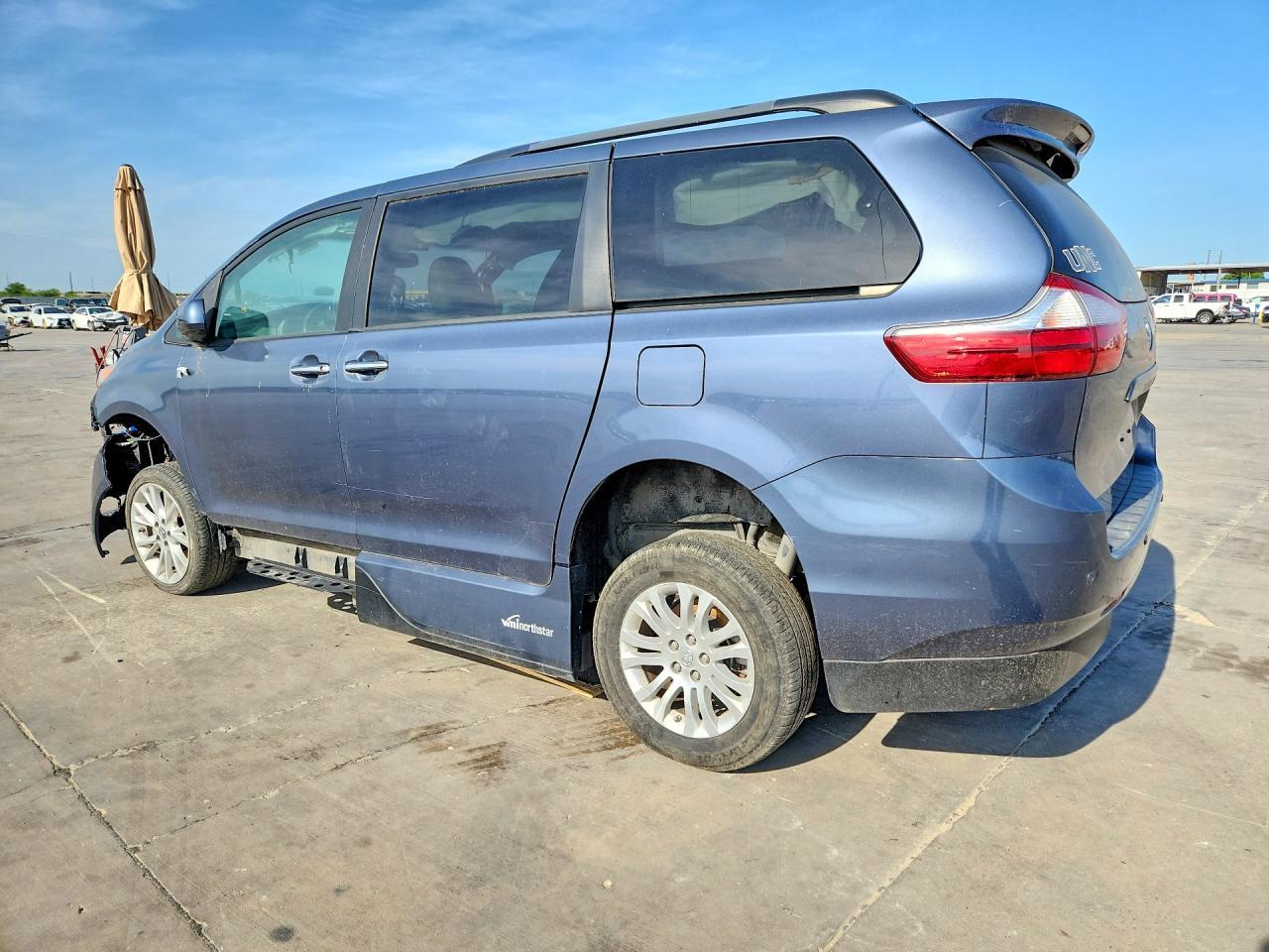2017 Toyota Sienna Xle 8-Passenger - Image 2