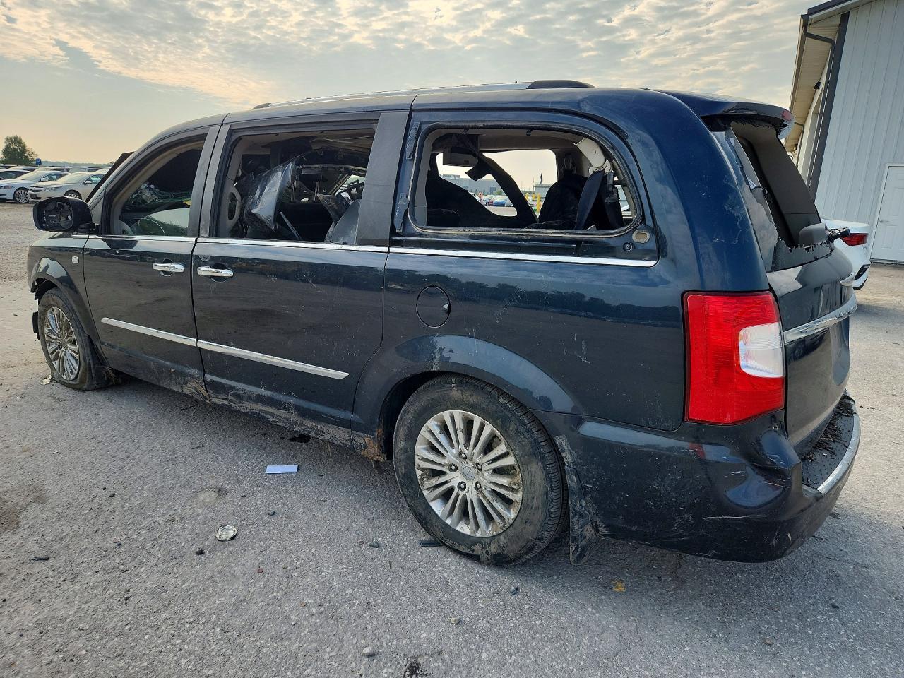 2014 Chrysler Town & Country Touring L - Фото 2