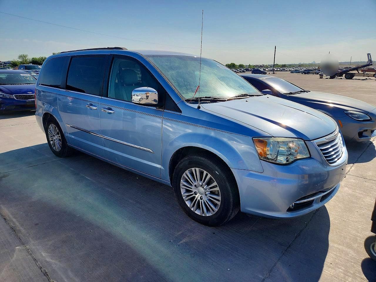 2013 Chrysler Town & Country - Фото 4
