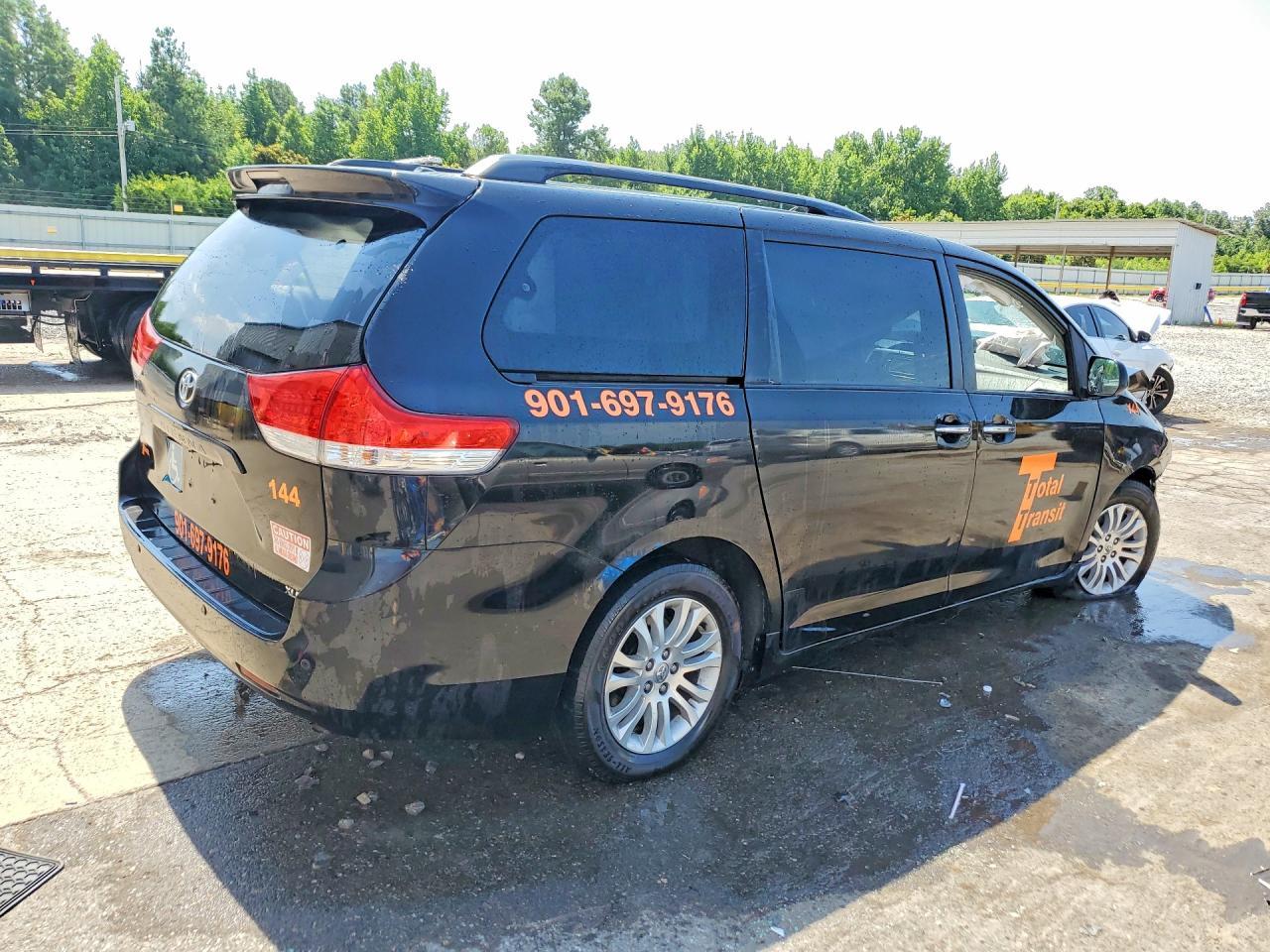 2014 Toyota Sienna Xle 8-Passenger - Image 3